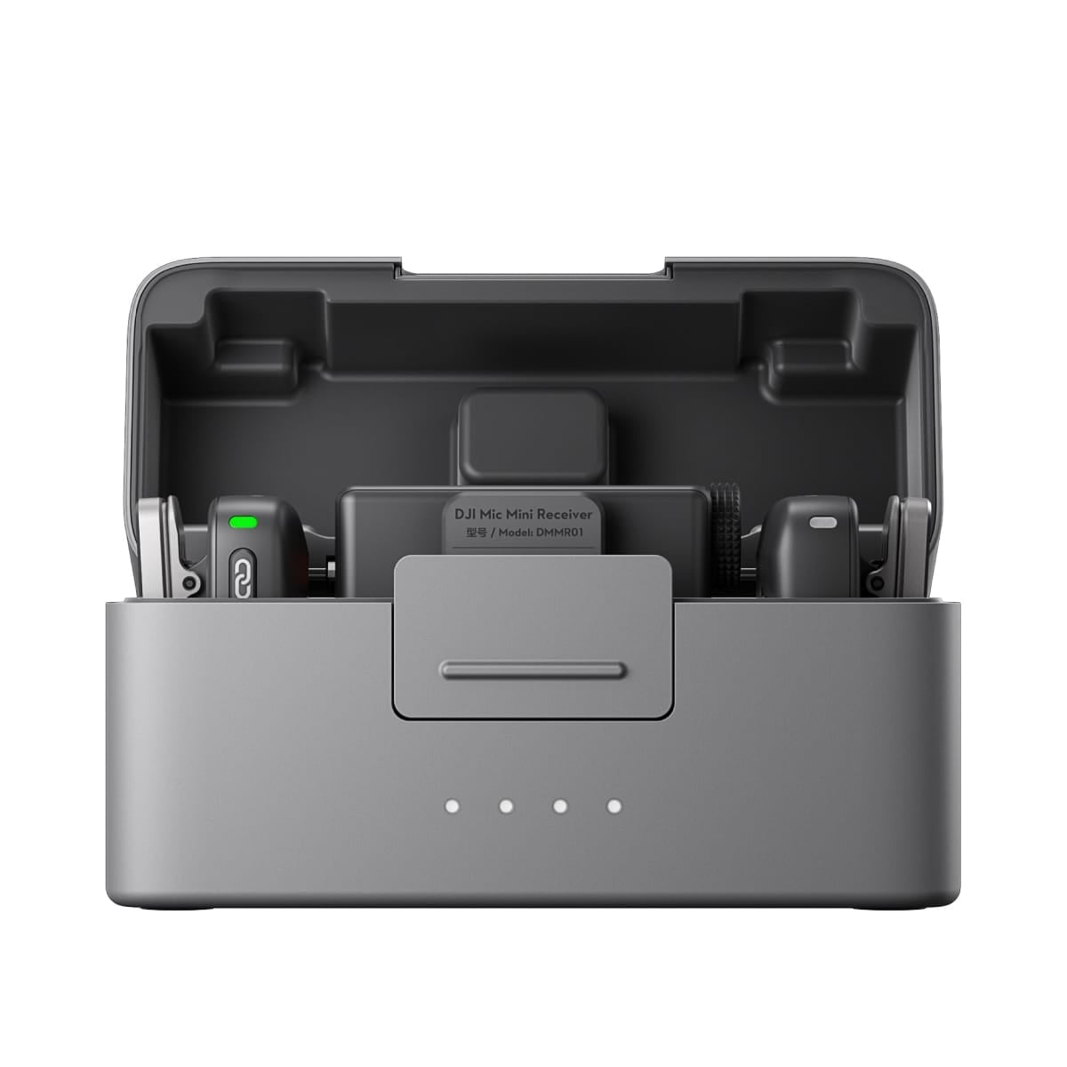 DJI Mic Mini 無線麥克風充電盒，灰色盒身開蓋展示，內含接收器與發射器，前方四顆電量指示燈，標示穩定傳輸、主動降噪與輕量設計圖示