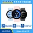 Samsung Watch FE 智慧手錶，展示藍、粉、黑三色錶帶與多樣化錶盤設計，標示具備藍寶石玻璃鏡面防刮耐磨、提供全方位心率監測，以及偵測到異常跌倒時立即發送 SOS 求救訊號功能