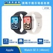 Apple Watch SE 3（44mm）智慧手錶展示圖，深色與淺色錶殼搭配運動錶帶，畫面標示隨顯顯示器、睡眠分數追蹤與更快充電速度