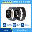 Apple Watch Ultra 3 智慧手錶展示圖，鈦金屬錶殼搭配運動錶帶與編織錶帶，畫面標示最長 42 小時續航、雙頻 GPS、高血壓提醒功能