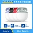 Google Pixel Buds 2a 真無線耳機展示圖，多色充電盒與耳機排列，標示主動降噪、11mm 動態喇叭單體、IP54 防塵防水
