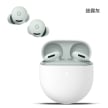 Google Pixel Buds 2a 真無線耳機展示圖，迷霧灰色耳機含充電殼外觀圖