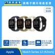 Apple Watch Series 12 (42mm) GPS版鋁金屬智慧手錶，多色錶帶排列，標示超瓷晶盾2堅固度提升60%、全新健康感測系統、快充15分鐘最長可用12小時