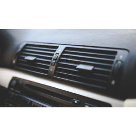 【汽車專知】為什麼車上冷氣有異味？要怎麼改善車上異味？