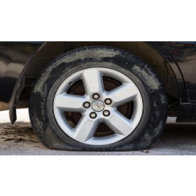 【汽車專知】輪胎中釘就得換？內補、外補怎麼選？