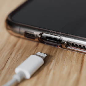 【快訊】iPhone 14仍採用Lightning接孔！外媒揭背後主因