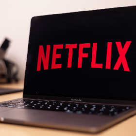 【快訊】非同住家人將額外收費！Netflix「共用帳號」新機制明年登場