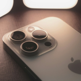 【快訊】新舊iPhone齊發威！iPhone 15趁勢拉尾盤 買氣兩頭燒