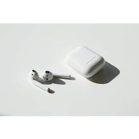 【快訊】AirPods 也要裝相機？蘋果新耳機功能意外曝光，主打 AI 看懂周遭環境