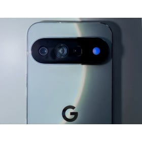 【快訊】Pixel 11 傳出螢幕「自己亮起」問題？疑似抬起喚醒功能過度敏感