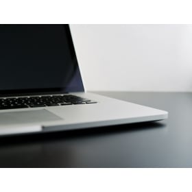 【快訊】蘋果首款觸控 MacBook Pro 要來了？OLED 新機傳最快 10 月登場