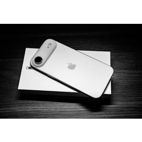 【快訊】iPhone Air 2 傳機身再瘦身！厚度僅5.2mm、電池容量、鏡頭也會升級？